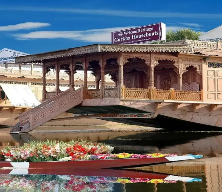 Шринагар: WelcomHeritage Gurkha Houseboats