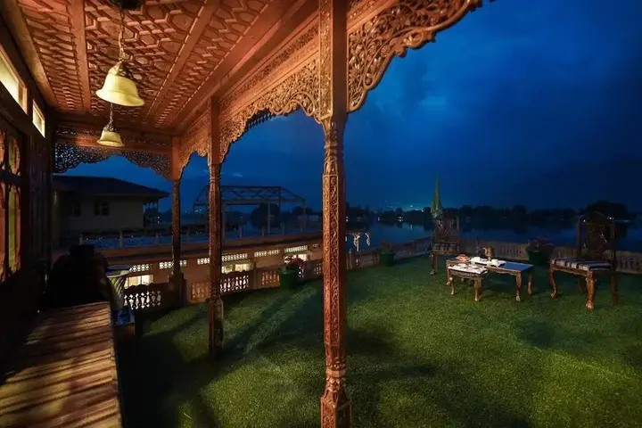 Шринагар: WelcomHeritage Gurkha Houseboats