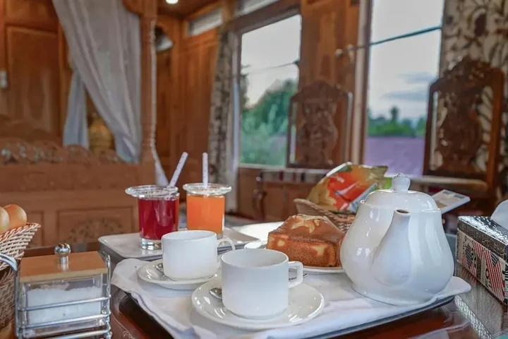 Шринагар: WelcomHeritage Gurkha Houseboats