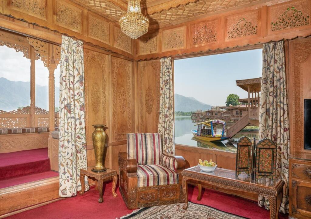 Шринагар: WelcomHeritage Gurkha Houseboats