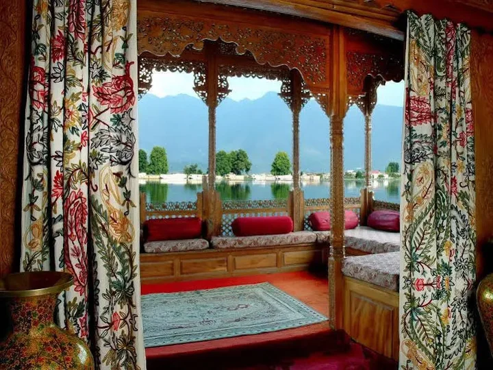 Шринагар: WelcomHeritage Gurkha Houseboats