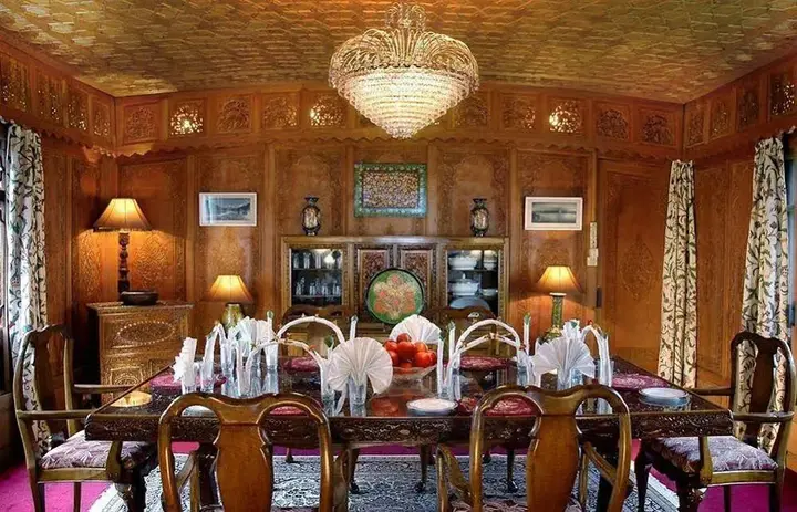 Шринагар: WelcomHeritage Gurkha Houseboats