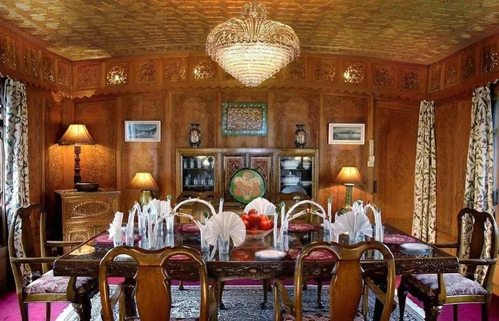 Шринагар: WelcomHeritage Gurkha Houseboats