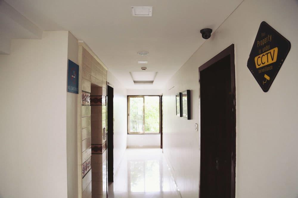 Пуна: OYO Premium Swargate