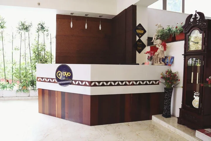 Пуна: OYO Premium Swargate
