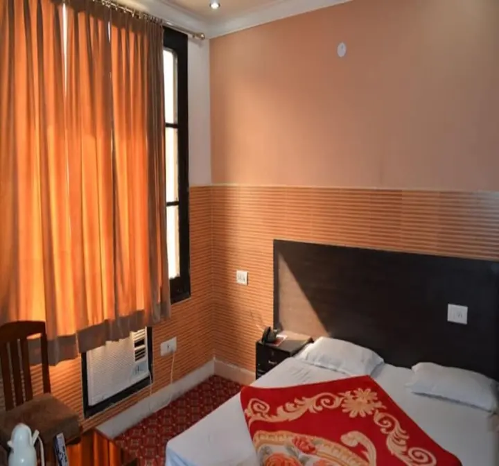 Катра: Hotel Red Rose