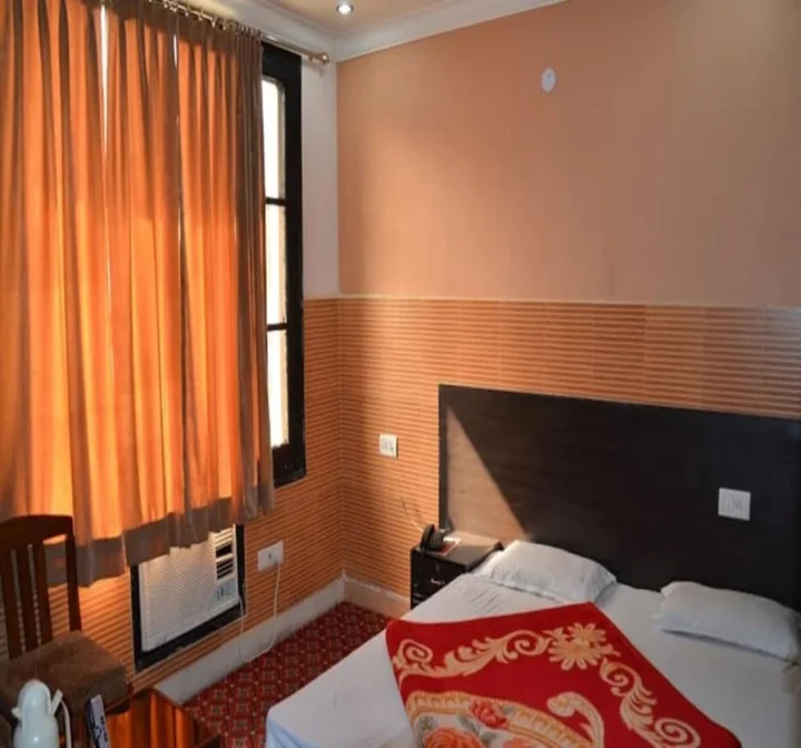 Катра: Hotel Red Rose