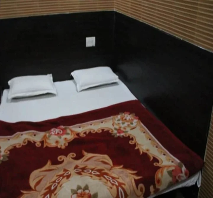 Катра: Hotel Red Rose