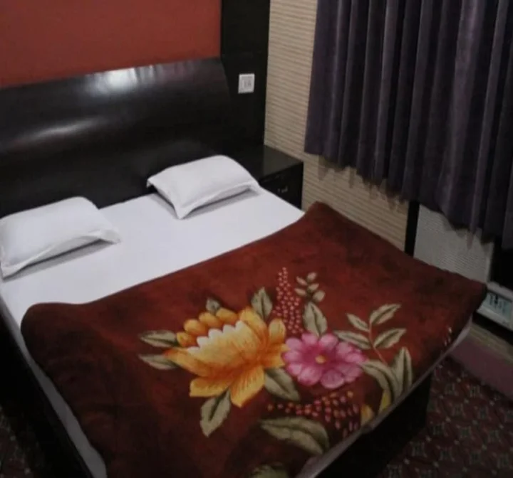 Катра: Hotel Red Rose
