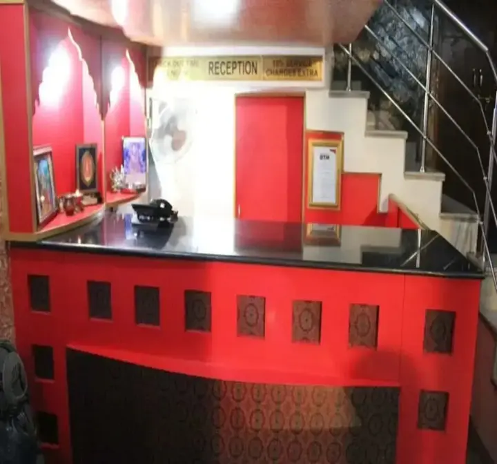Катра: Hotel Red Rose