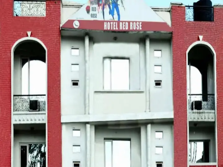 Катра: Hotel Red Rose