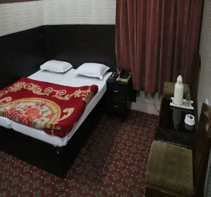 Катра: Hotel Red Rose