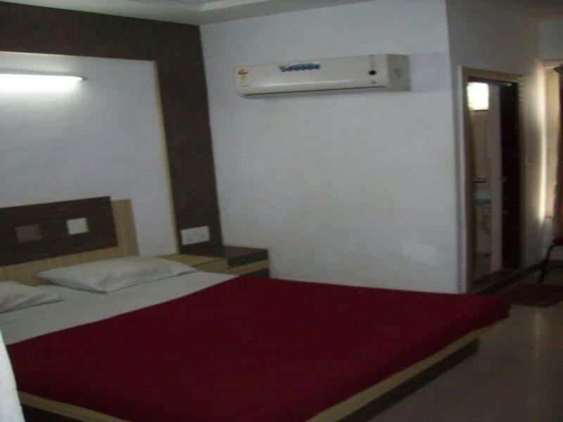 Гандхинагар: OYO 5904 Hotel Midway Inn
