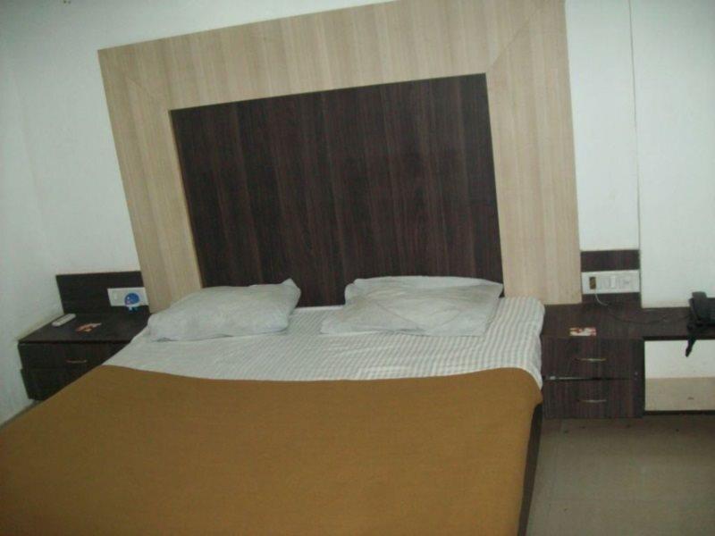Гандхинагар: OYO 5904 Hotel Midway Inn