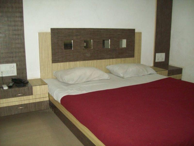 Гандхинагар: OYO 5904 Hotel Midway Inn