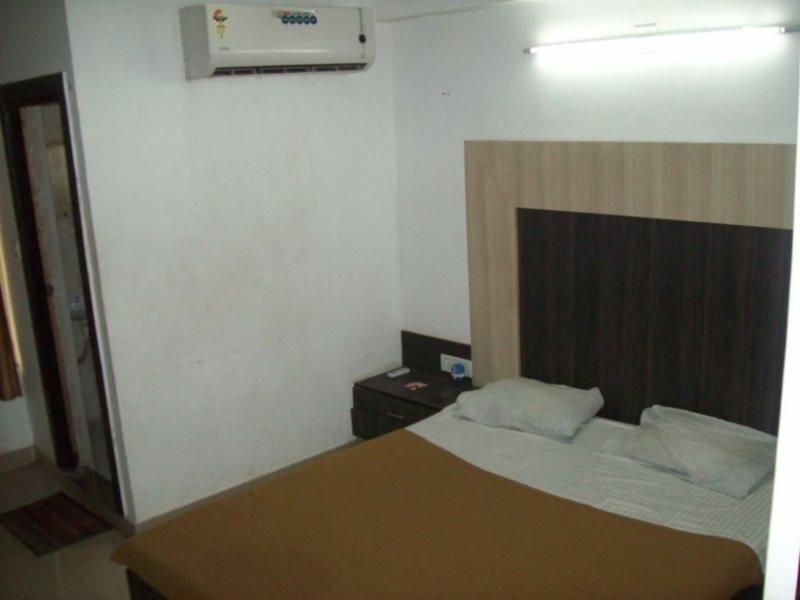 Гандхинагар: OYO 5904 Hotel Midway Inn