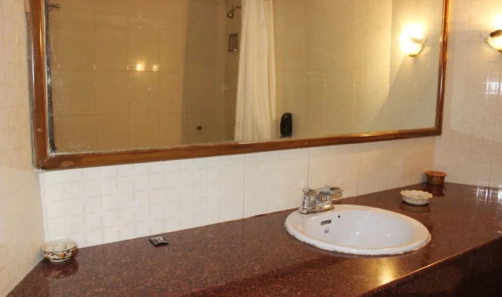 Чандигарх: OYO Premium Sector 26 Madhya Marg