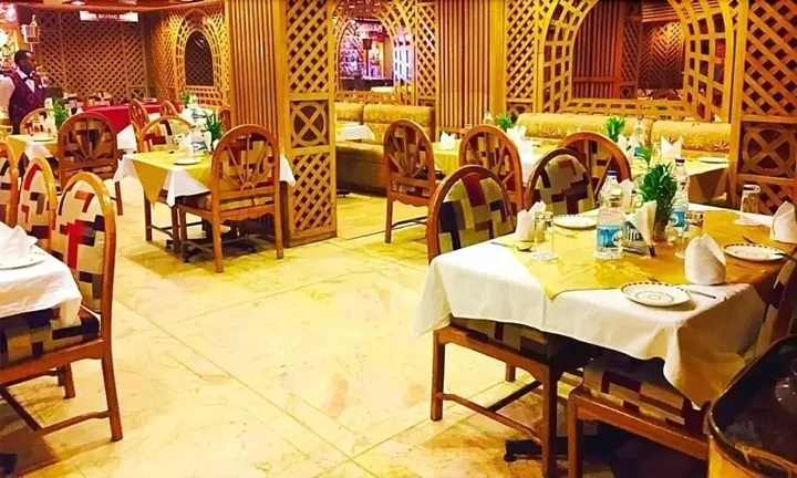 Чандигарх: OYO Premium Sector 26 Madhya Marg