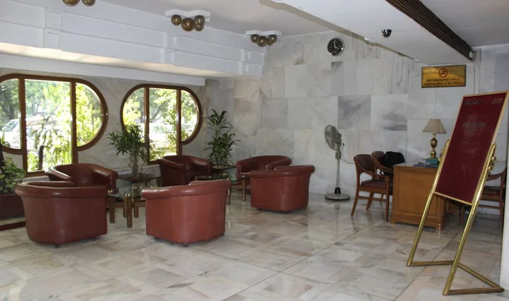 Чандигарх: OYO Premium Sector 26 Madhya Marg