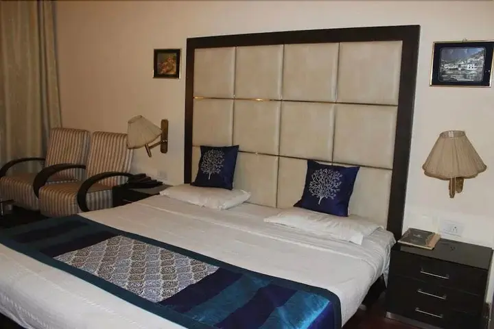 Чандигарх: OYO Premium Sector 26 Madhya Marg