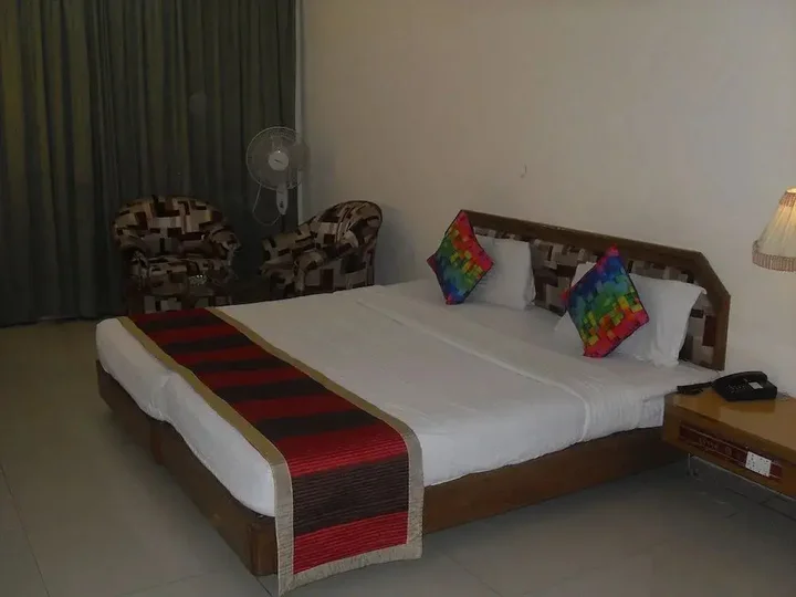 Чандигарх: OYO Premium Sector 26 Madhya Marg