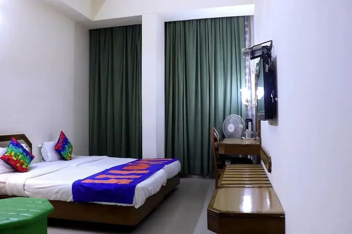 Чандигарх: OYO Premium Sector 26 Madhya Marg