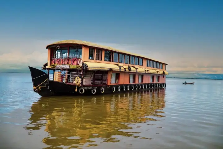 Аллеппи: JCT Houseboats