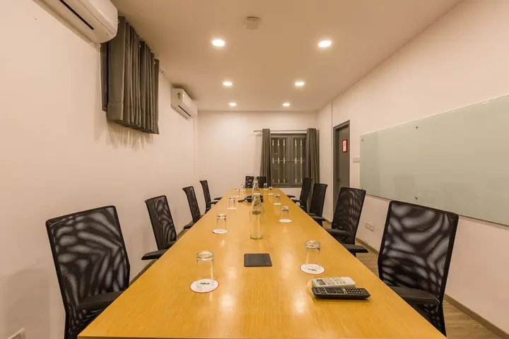 Бангалор: 16 Square Luxury Suites & Boutique