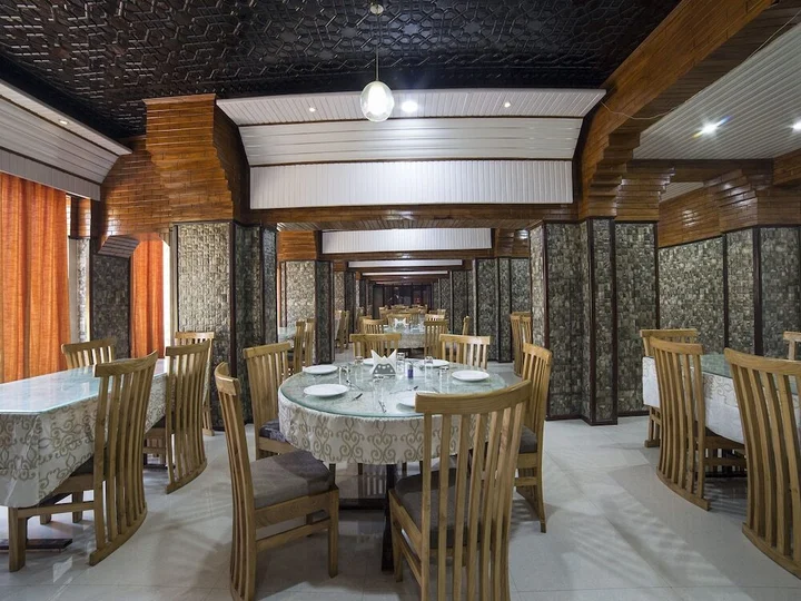 Шринагар: OYO 5174 Hotel Pamposh