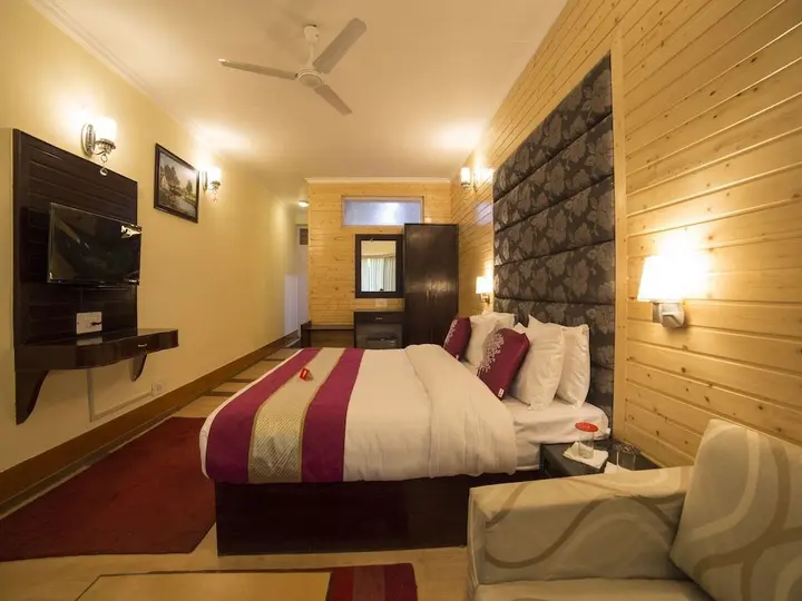 Шринагар: OYO 5174 Hotel Pamposh