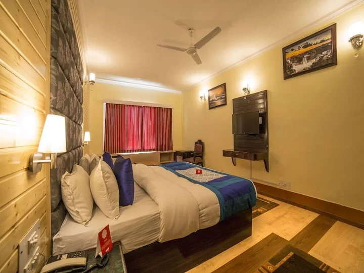 Шринагар: OYO 5174 Hotel Pamposh