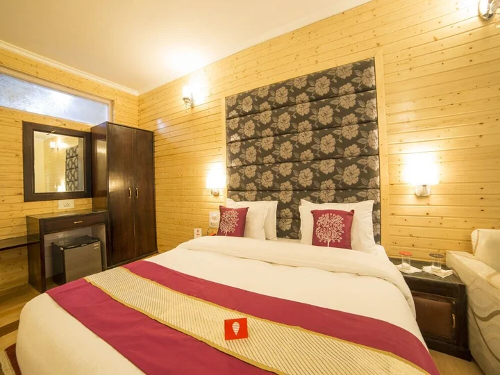 Шринагар: OYO 5174 Hotel Pamposh