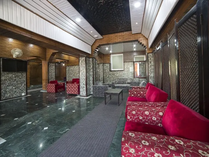 Шринагар: OYO 5174 Hotel Pamposh