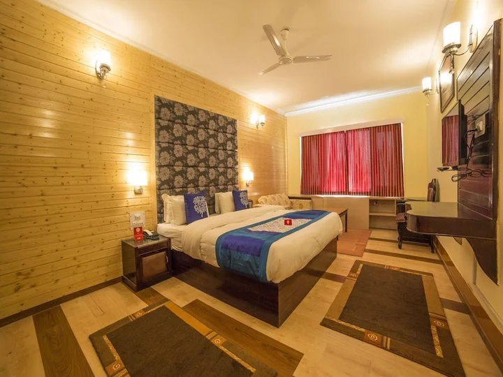 Шринагар: OYO 5174 Hotel Pamposh