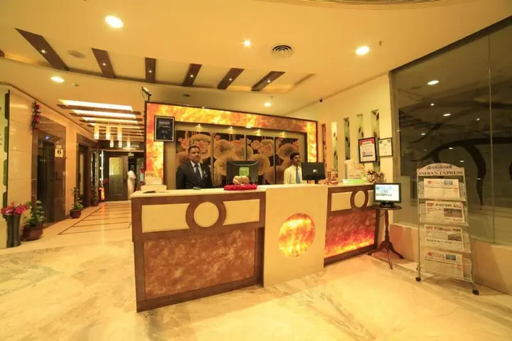 Маниячи: Hotel Applettree