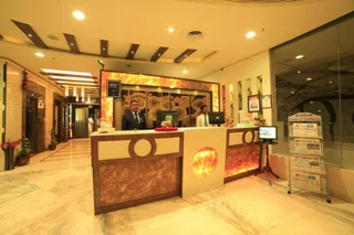 Маниячи: Hotel Applettree