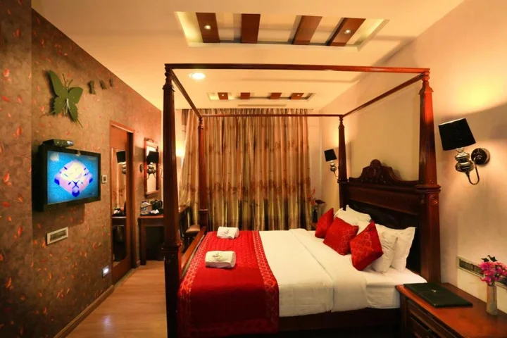 Маниячи: Hotel Applettree