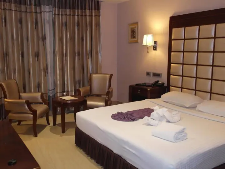 Маниячи: Hotel Applettree