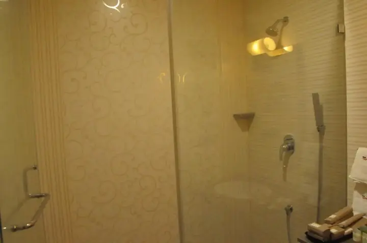 Маниячи: Hotel Applettree