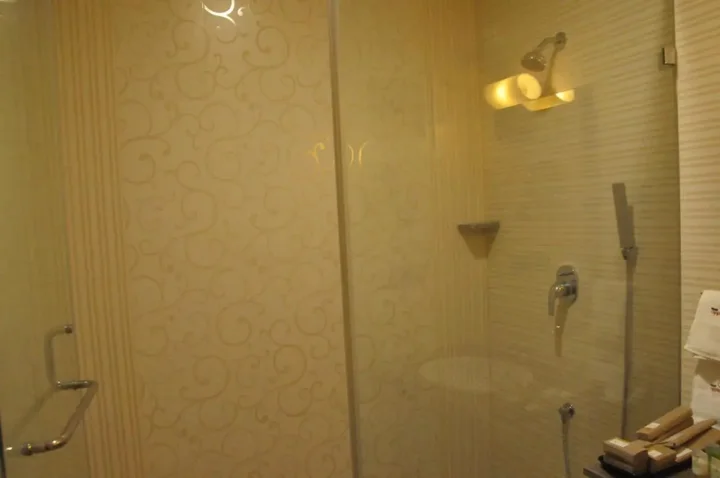 Маниячи: Hotel Applettree