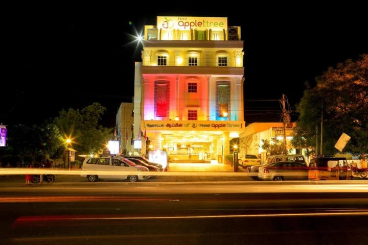 Маниячи: Hotel Applettree