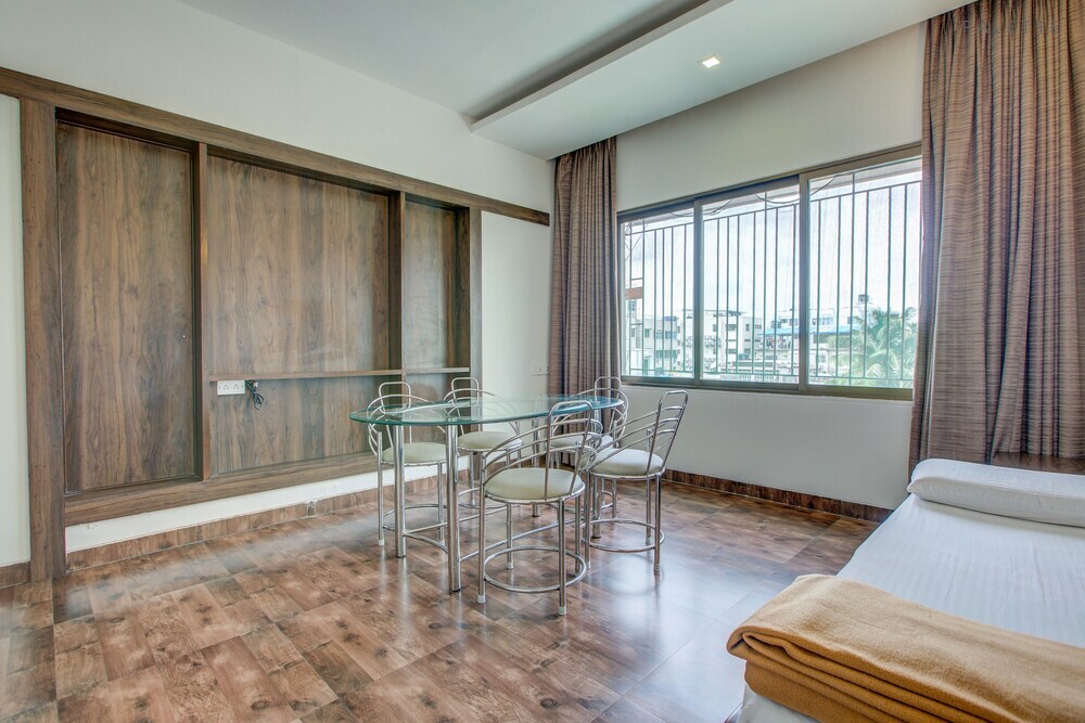 Праяградж: Hotel Saket