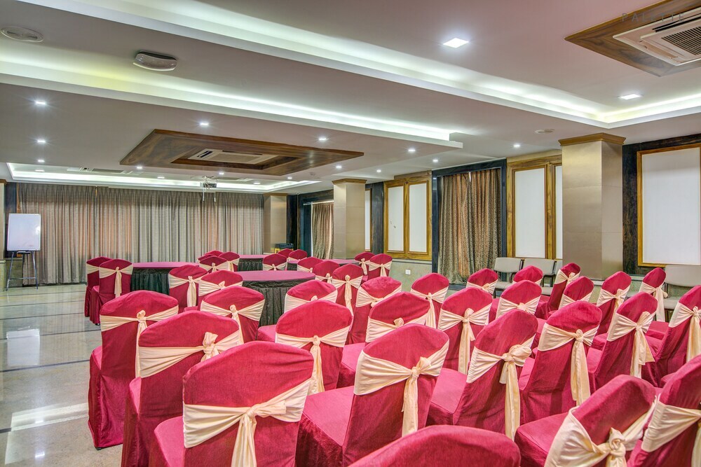 Праяградж: Hotel Saket