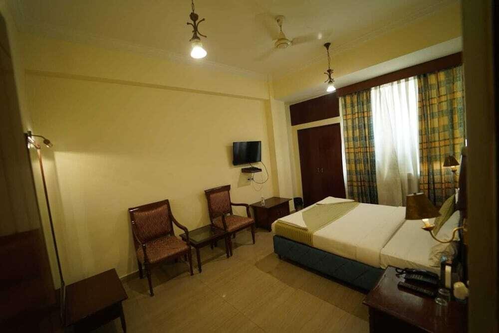 Праяградж: Hotel Saket