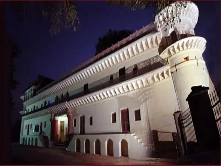 Новгаон: Alipura Palace