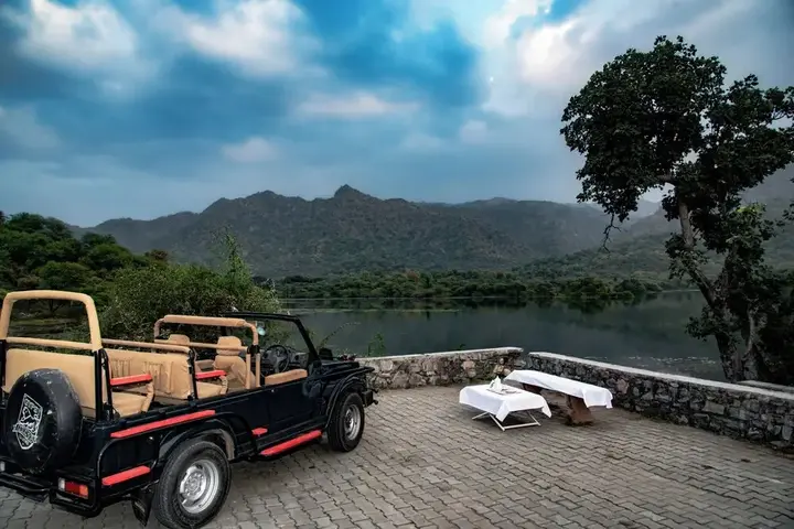 Садри: Shivika Lake Hotel
