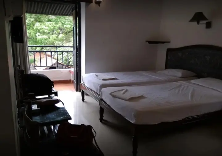 Бага: The Ronil Royale Hotel