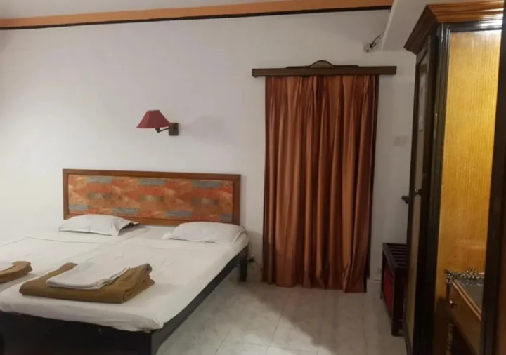 Бага: The Ronil Royale Hotel