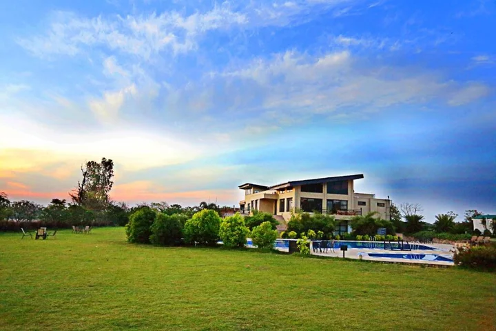 Наинитал: The Golden Tusk Resort