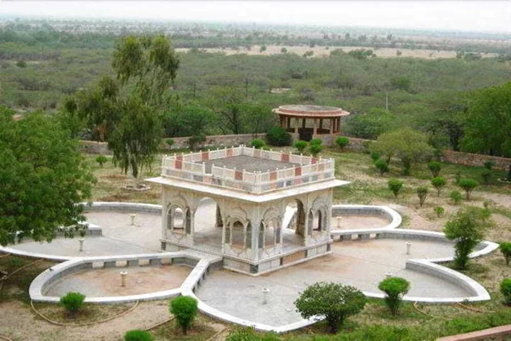 Рохет: Sardar Samand Palace